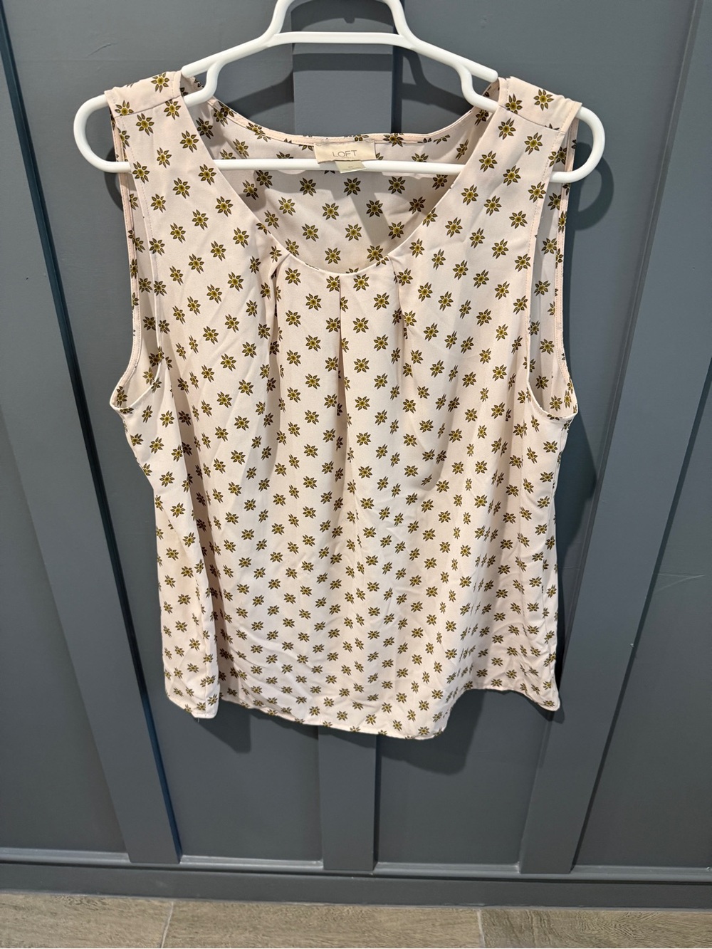 LOFT Cream Floral Pleated Sleeveless Top